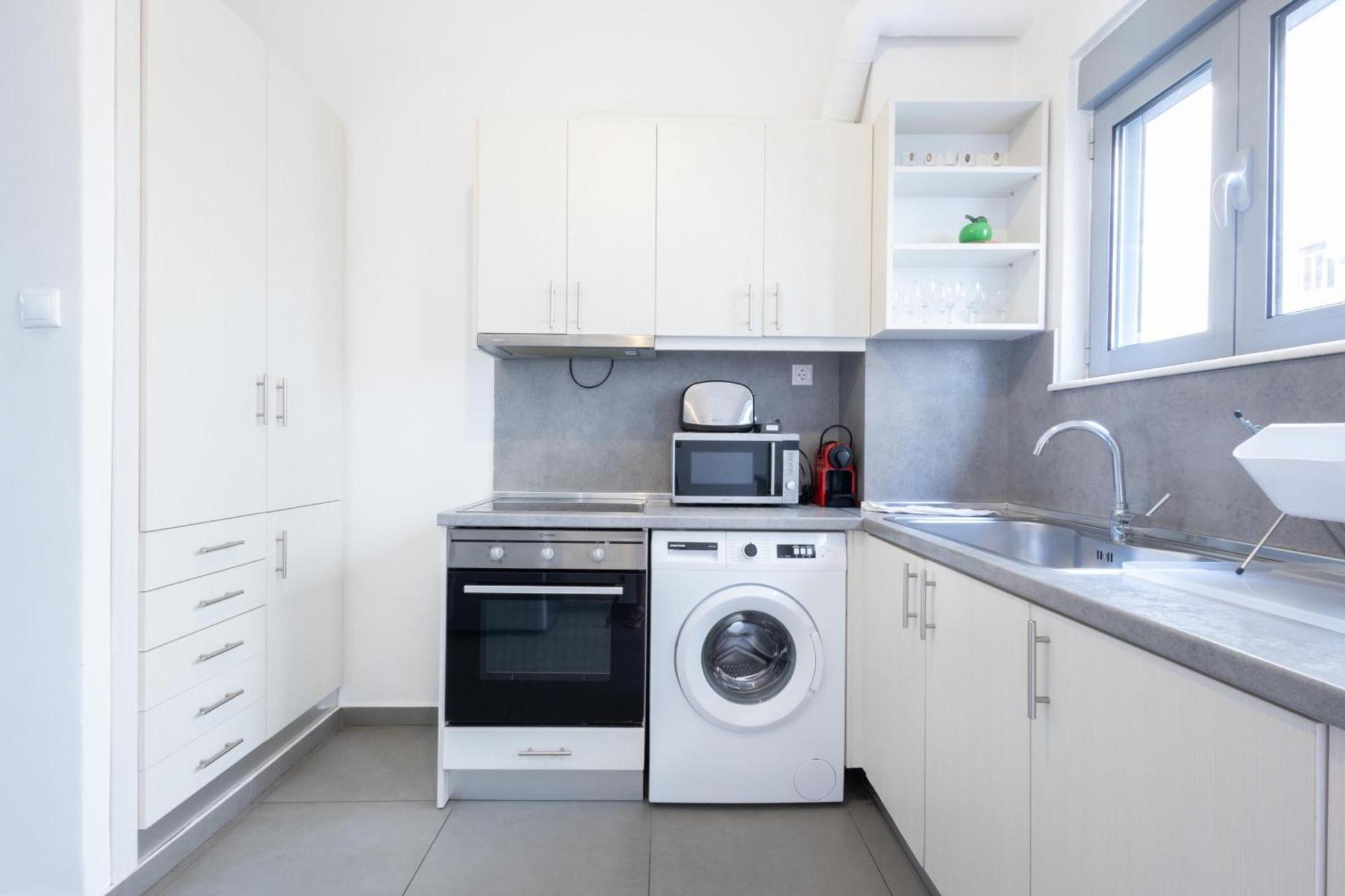Renovated 5 Bdr House Near Acropolis - New Beds, Terrace & Green Yard Афины Экстерьер фото