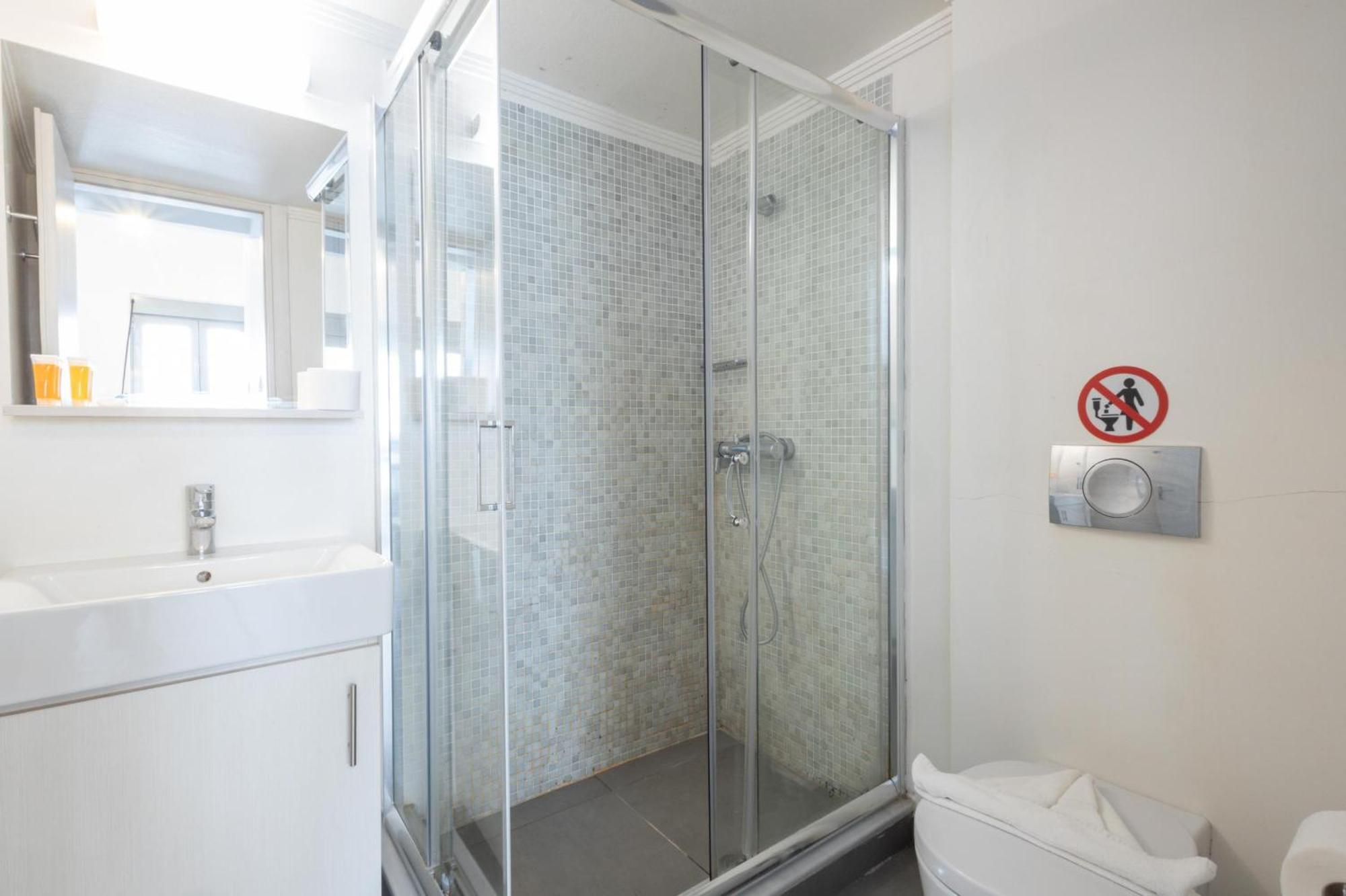Renovated 5 Bdr House Near Acropolis - New Beds, Terrace & Green Yard Афины Экстерьер фото