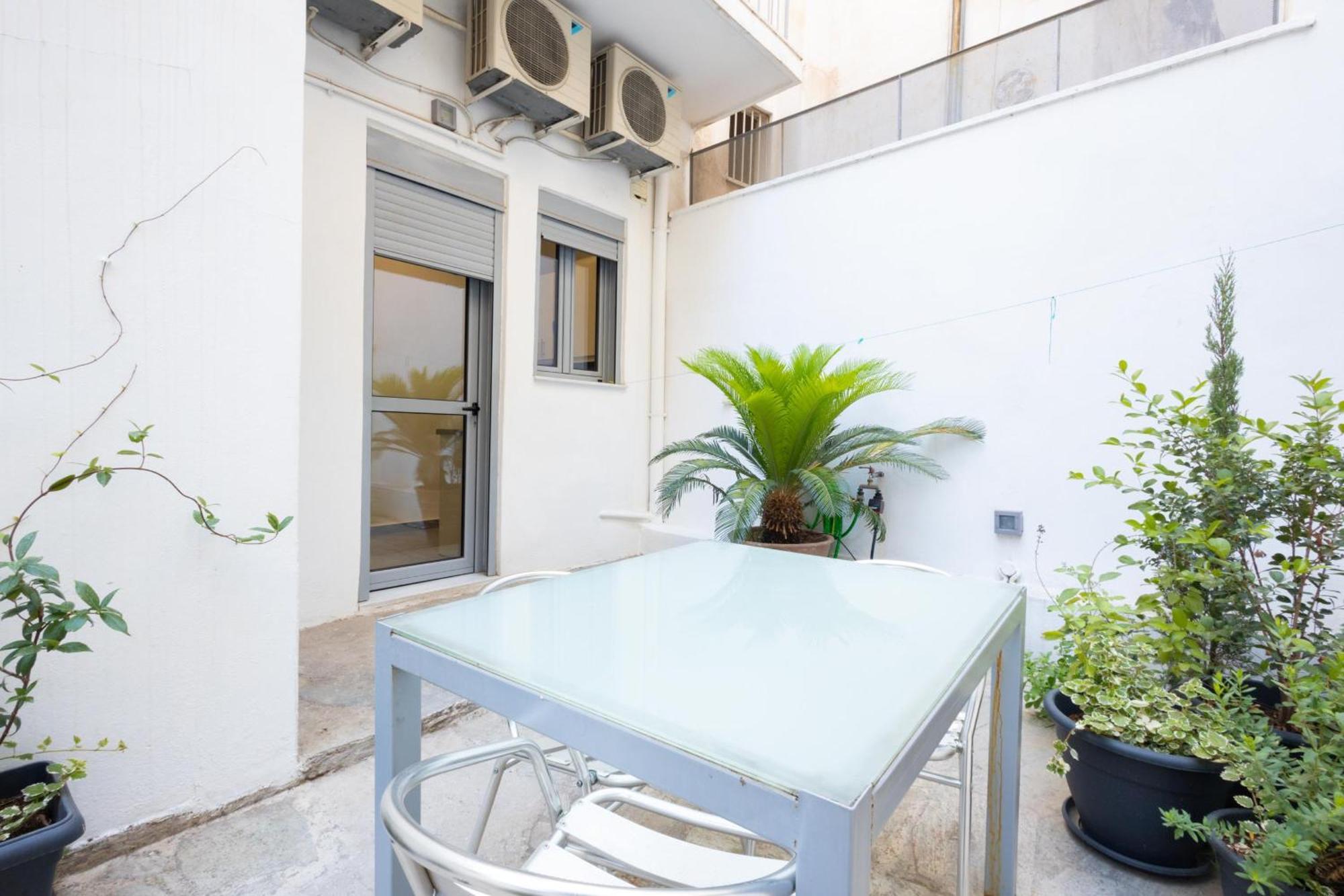 Renovated 5 Bdr House Near Acropolis - New Beds, Terrace & Green Yard Афины Экстерьер фото