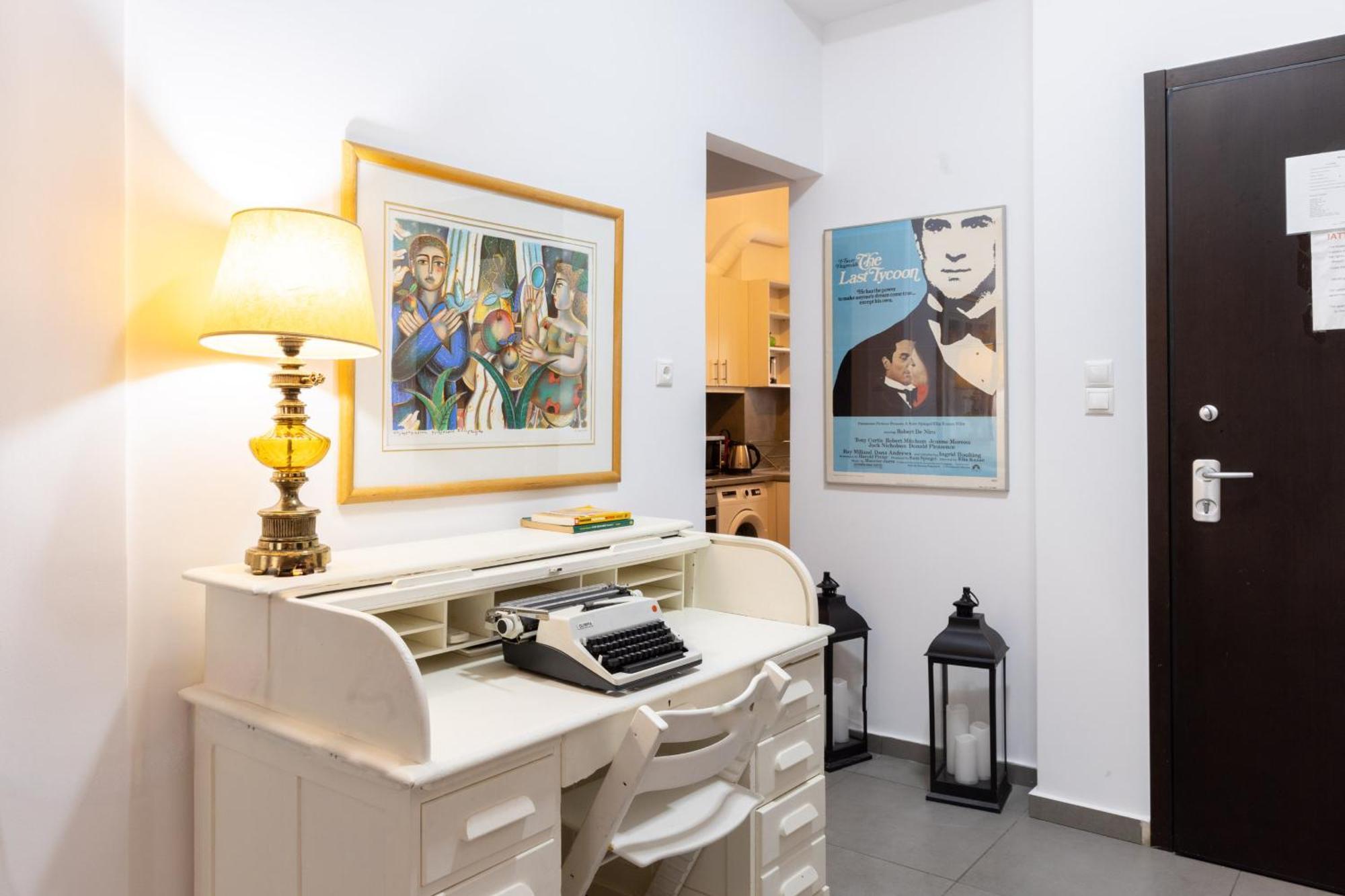Renovated 5 Bdr House Near Acropolis - New Beds, Terrace & Green Yard Афины Экстерьер фото