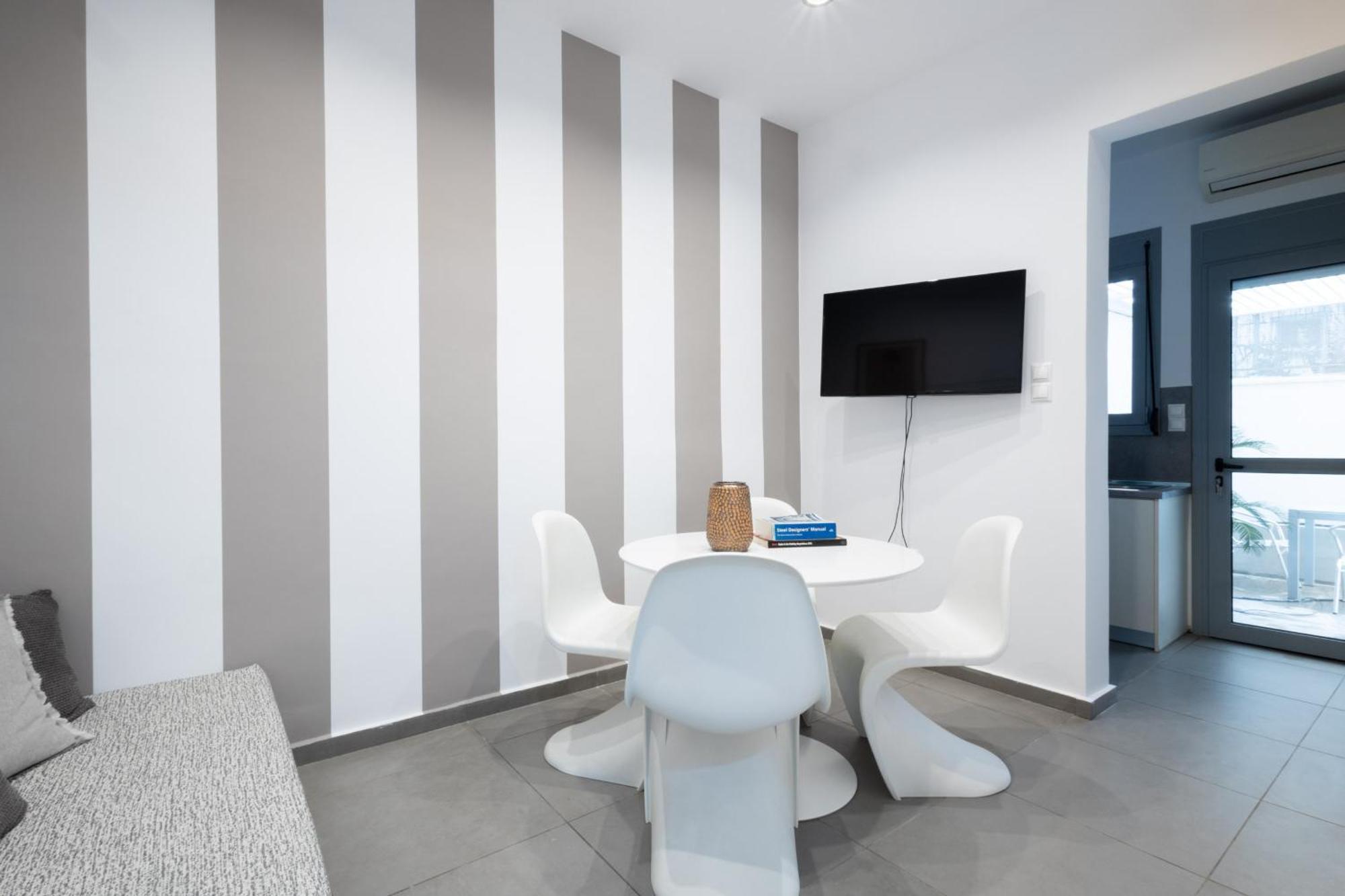 Renovated 5 Bdr House Near Acropolis - New Beds, Terrace & Green Yard Афины Экстерьер фото